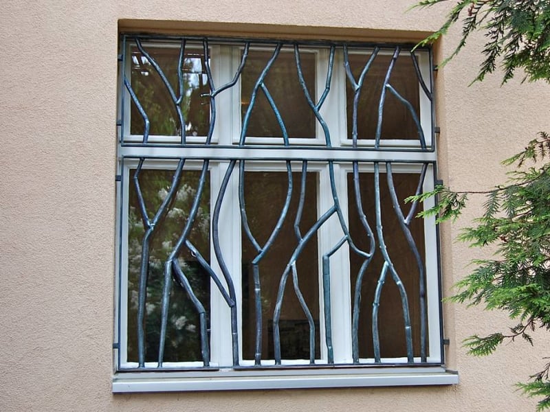 Zweiteiliges Fenstergitter im Art-déco-Stil mit astartig verzweigten, geschmiedeten Stäben | © Hofschmiede Dahlem (Fotos: Mike Wolff, Torsten Theel)