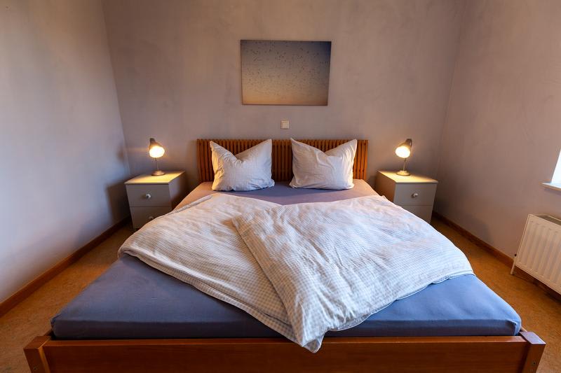 Doppelbett-Schlafzimmer in der Ferienwohnung Schwalbennest | © Hof Edenswarf - Jörg Backsen