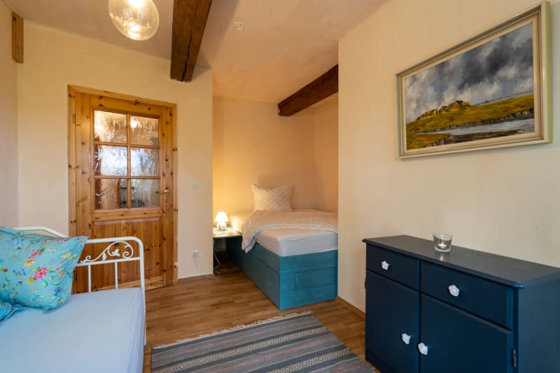 Schlafraum der Ferienwohnung Rüm Hard mit Kommode | © Hof Edenswarf - Fotograf Sören Lang