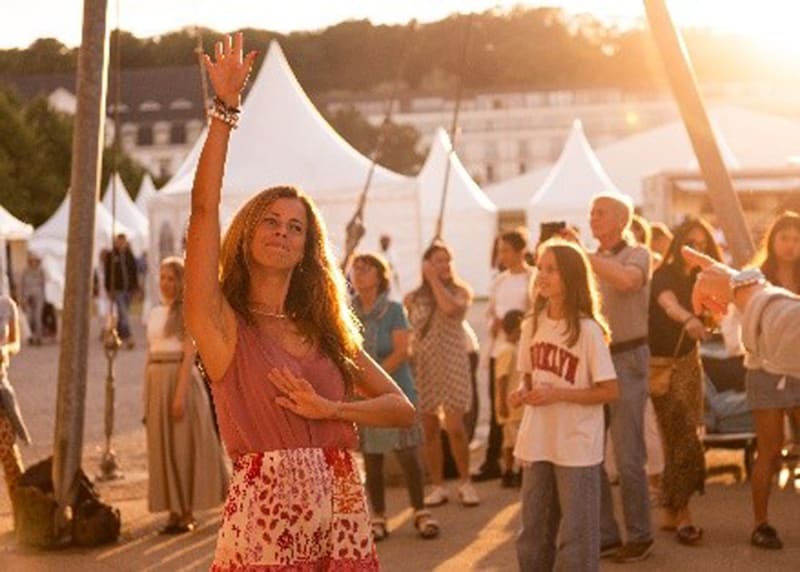 Ausgelassene inspirierte Menschen auf dem Event