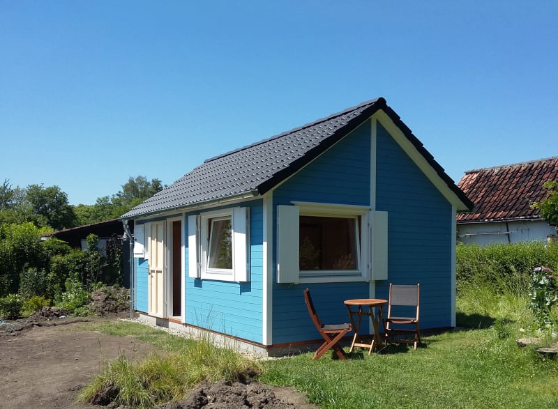 Holz- und Gartenhaus Pippirs in Blau mit überdachtem Sitzplatz | © Rosenthal Holzhaus