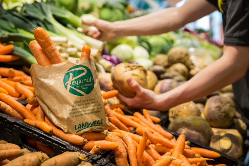 Stets frisches Gemüse wird angeliefert und einsortiert | © EVG Landwege eG und André Walther