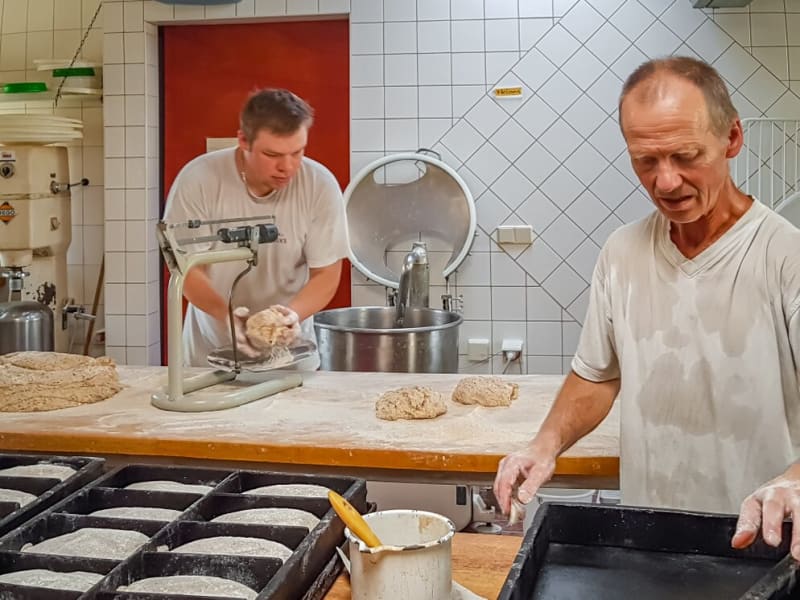 Zwei Bäcker bei der Teigarbeit in der Backstube von Lew Bio in Prenzlau | © LEW BIO