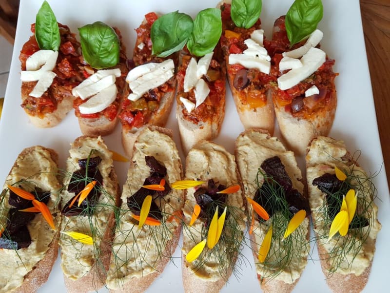 Belegte Brotscheiben mit Tomaten-Bruschetta und Aufstrich als Fingerfood vom Lew Bio Catering | © LEW BIO