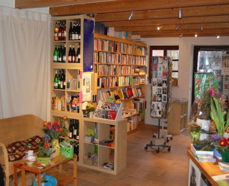 Wein- und Buchbereich im Peter Panter Buchladen mit Holzregalen und Sortiment | © Peter Panter Buchladen