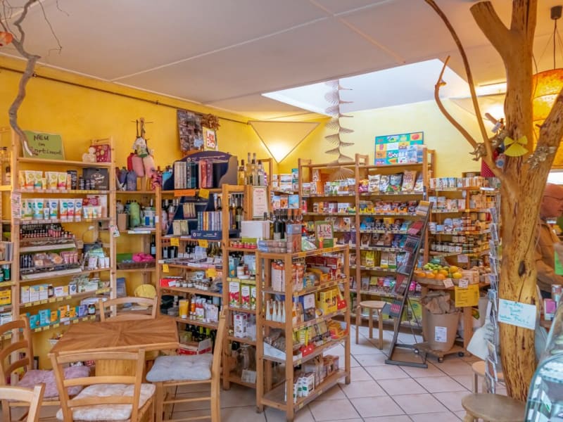 Verkaufsraum des Bioladens Lew Bio mit Holzregalen, Naturkostsortiment und Cafétischen | © Agentur Reichenberger