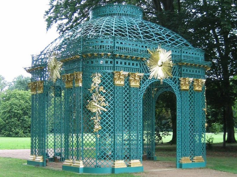 Restaurierte Sonnenlaube im Schlosspark Sanssouci: grünes Gitterwerk mit vergoldeten, in Kupfer getriebenen Sonnen | © Hofschmiede Dahlem (Fotos: Mike Wolff, Torsten Theel)