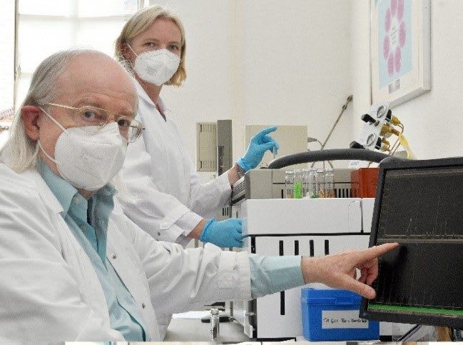 Mitarbeitende bei der Probenanalyse im Analyselabor der LAFU GmbH | © LAFU GmbH
