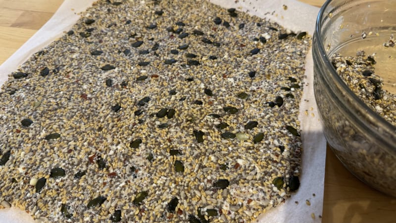 Saatenknäckebrot ausgerollt auf Backpapier