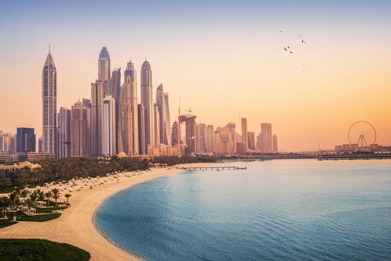 blick-auf-den-sonnenuntergang-auf-die-dubai-marina-und-jbr-und-das-beruhmte-riesenrad-und-die-goldenen-sandstrande-im-persischen-golf