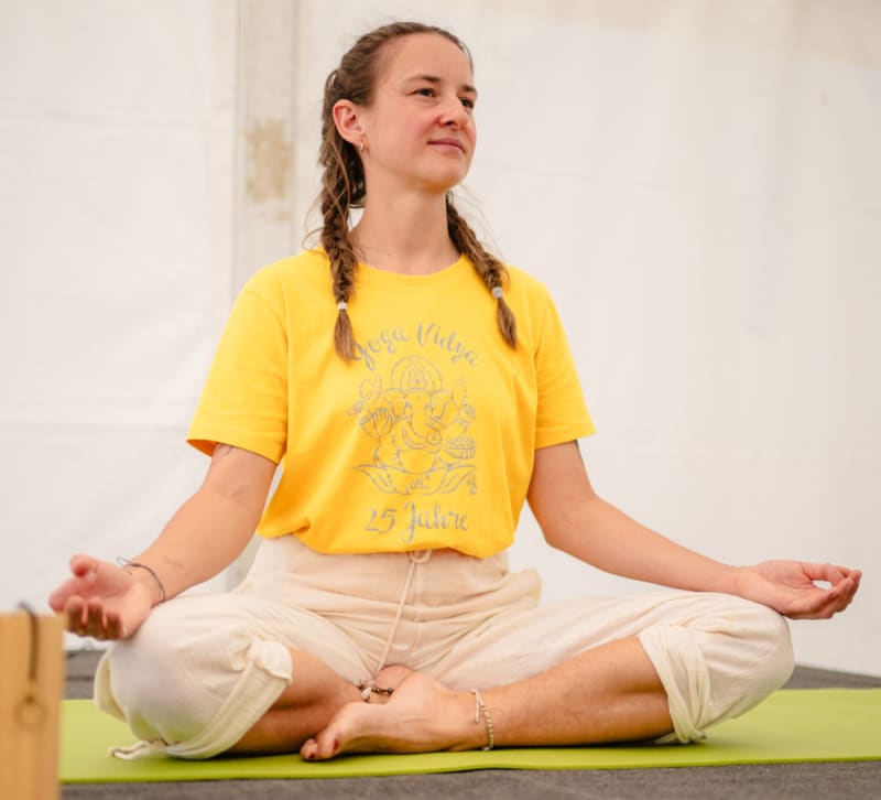 Frau macht eine Yoga-Übung