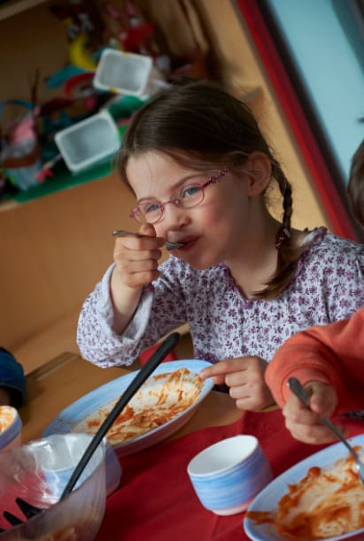 Mädchen beim Mittagessen | © Emilio - vegetarische Küche