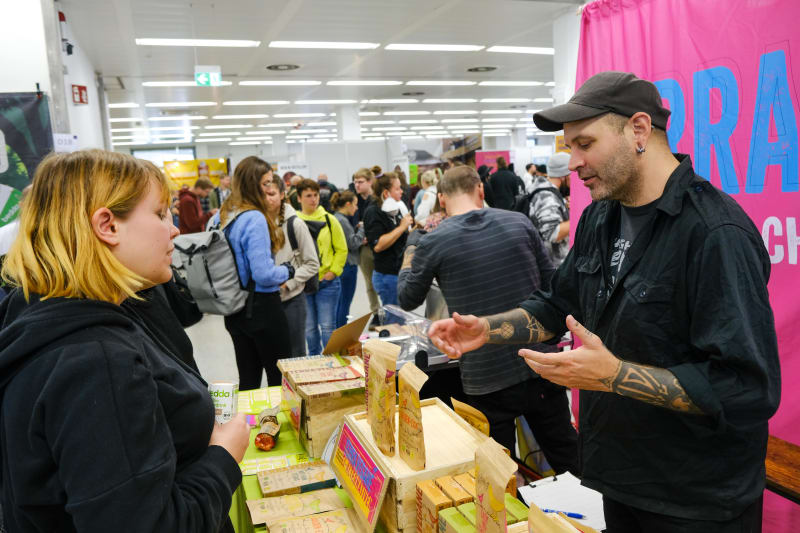 Kunde und Aussteller bei der Veggieworld