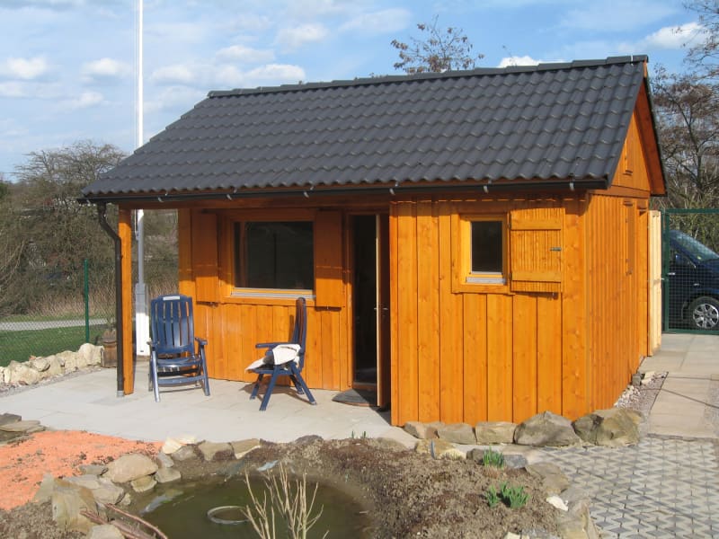 Privatgartenhaus in moderner Optik mit Schiebetüren | © Rosenthal Holzhaus