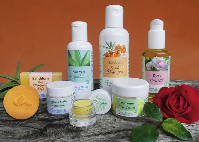 Produktauswahl der Grünen Mühle mit Aloe-Vera-, Sanddorn- und Rosenpflege | © GRÜNE MÜHLE Naturkosmetik®