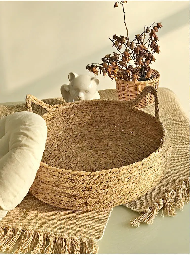 🐾🌟 TRENDMOPS INAMORA - Eleganz und Gemütlichkeit für Ihre Katze! 🌟🐾  Verleihen Sie dem Ruheplatz Ihrer Katze einen Hauch von Luxus mit unserem runden Katzenbett TRENDMOPS INAMORA. Gefertigt aus geflochtenem Rattan, bietet es nicht nur Stil, sondern auch ultimativen Komfort.  ✨ Geflochtenes Rattan für stilvolles Design: Das einzigartige Rattan-Design verleiht dem Katzenbett einen Hauch von Eleganz und fügt sich nahtlos in Ihr Zuhause ein.  🛌 Verschiedene Größen: Wählen Sie aus verschiedenen Größen, um sicherzustellen, dass Ihr pelziger Freund den idealen Schlafplatz hat.  🛏️ Herausnehmbares und waschbares Kissen: Das Kuschelkissen ist herausnehmbar und waschbar, um sicherzustellen, dass der Schlafplatz Ihrer Katze immer sauber und frisch ist.  😺 Ideal zum Schlafen und Entspannen: Das runde Design schafft eine gemütliche Umgebung, in der Ihre Katze sich entspannen und in aller Ruhe schlafen kann.  Entscheiden Sie sich für Qualität und Stil mit TRENDMOPS INAMORA - das perfekte Katzenbett für anspruchsvolle Samtpfoten!  🛒 Bestellen Sie jetzt und schenken Sie Ihrer Katze einen erholsamen und eleganten Schlafplatz! 🐾🌈 | © Trendmops
