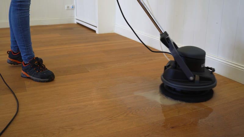 Reinigung und Pflege eines Holzbodens mit der Poliermaschine LEINOS Floorboy | © Reincke Naturfarben GmbH