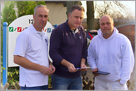 Das Team des Malereibetriebs Jens Struck vor dem Firmenschild am Speckenbeker Weg 124 in Kiel | © Malereibetrieb Jens Struck GmbH