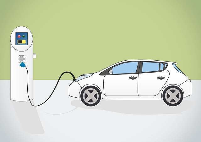 E-Auto mit Stromkabel zur Ladestation