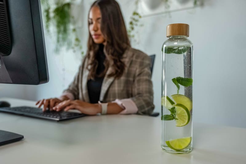 Perfekt für das Büro geeignet. Die Trinkflasche aus Glas wird dein verlässlicher und treuer Begleiter | © Trend7Factor UG (haftungsbeschränkt)