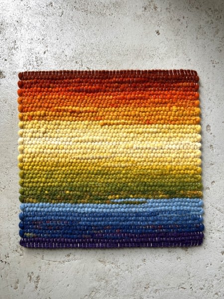 Stuhl- und Sitzauflage Regenbogen 40 x 40 cm | © Teppichmanufaktur Habbishaw