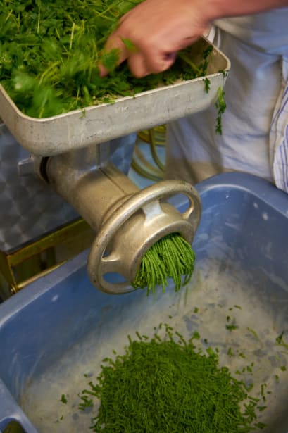 Frische Kräuter bei der Verarbeitung in der Küche | © Emilio - vegetarische Küche