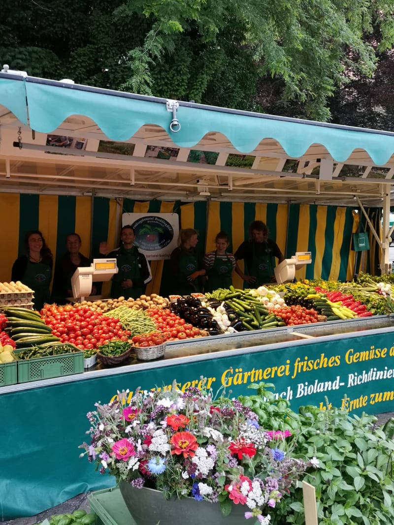 Auswahl an Obst, Gemüse, Kräutern und Blumen am Verkaufsstand | © Gemüsegärtnerei Breklingfeld Höft & Johannsen GbR