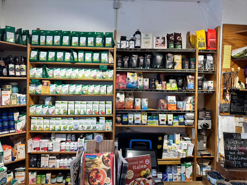 Gesundheitstees und Kaffeeregal | © Angela Klingbiel - Reformhaus Reinfeld