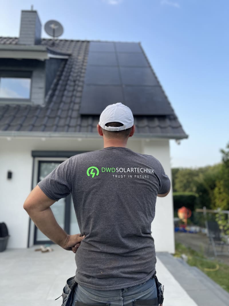 Mitarbieter vor Photovoltaik Projekt in Hannover | © DWD Solartechnik GmbH