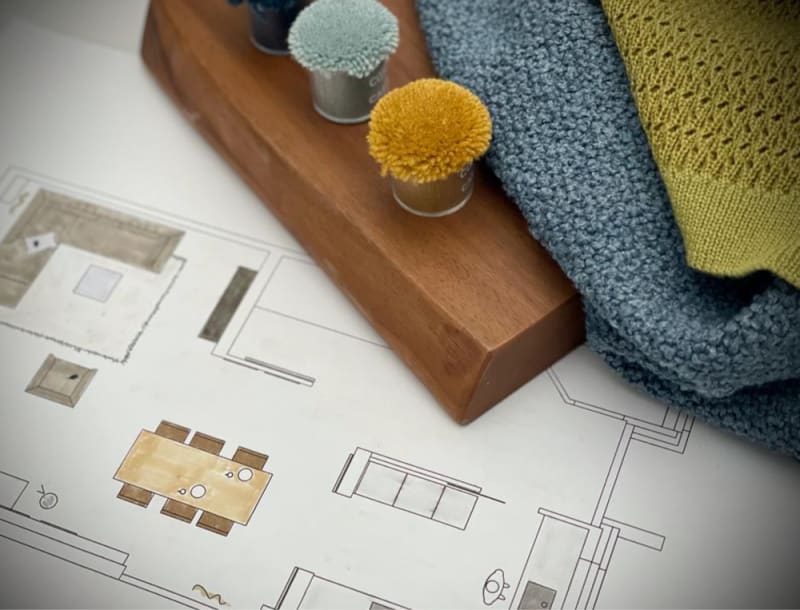 Grundrisszeichnung mit Stoff-, Teppich- und Holzmustern aus der Einrichtungsberatung von W&A | © W&A Wohnen / Tischlerei