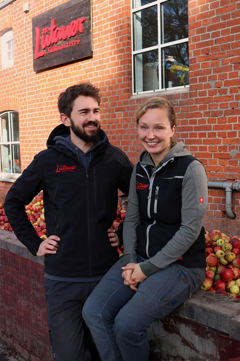 Geschäftsführer Isabel Velke und Philipp Hawranek vor Mosterei | © Lütauer Süßmosterei  / Franziska Schädel