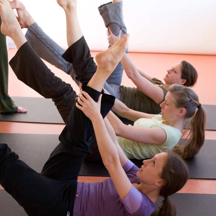 Mattenstunde in kleiner Gruppe mit gestreckten Beinen | © Pilates Studio Hamburg / Sabine Büttner Photography