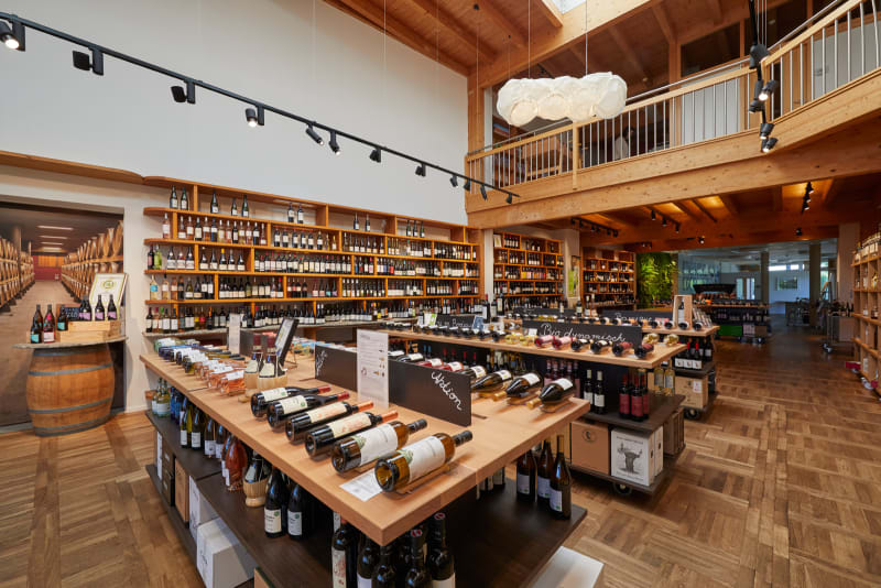 Unsere umfassende und große Vinothek | © Peter Riegel Weinimport GmbH