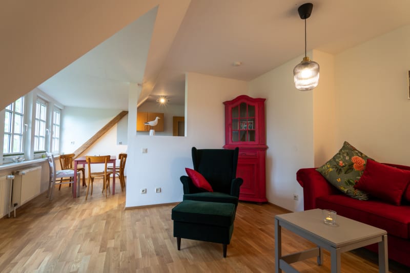 Wohnbereich der Ferienwohnung Klaar Kimming mit Sitzecke | © Hof Edenswarf - Fotograf Sören Lang
