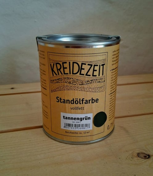 Dose Kreidezeit Standölfarbe im Farbton Tannengrün auf einem Holztisch | © Ökologisch Naturbaustoffe GmbH