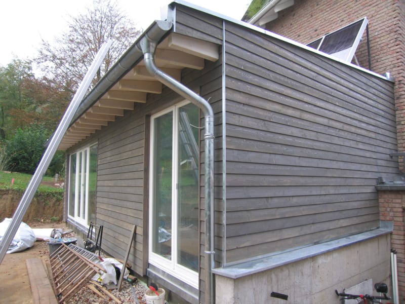 Holzverkleidung am Anbei eines Gebäudes | © Körner + Körner Bedachungsgesellschaft mbH