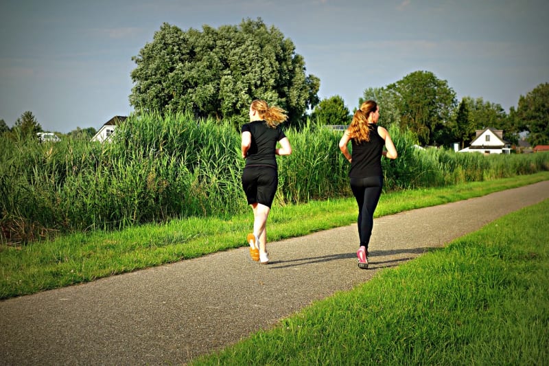 Joggen in grüner Umgebung