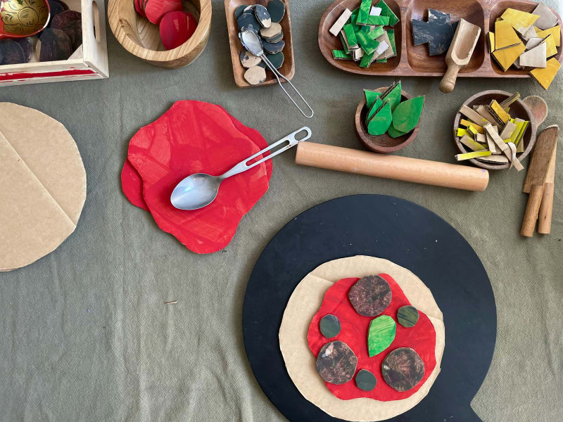 Kinder basteln mit natürlichen Materialien wie Holz, Blättern und Tannenzapfen