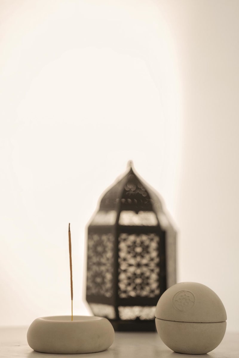 Räucherwerk und Kerze | © Nour De La Lune