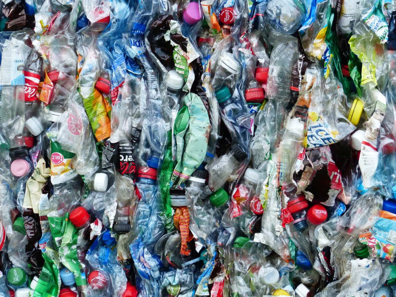 Einweg-Plastikflaschen in der Presse