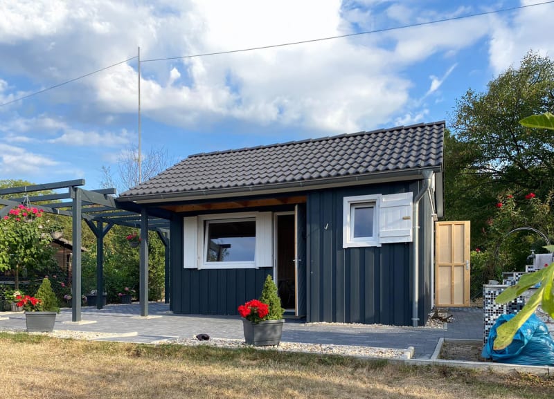 Holzhaus Typ 24 in der Ausführung Grau und Weiß | © Rosenthal Holzhaus