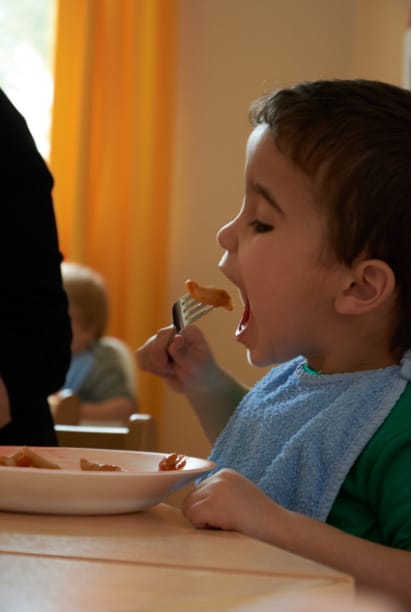 Kind beim Mittagessen | © Emilio - vegetarische Küche