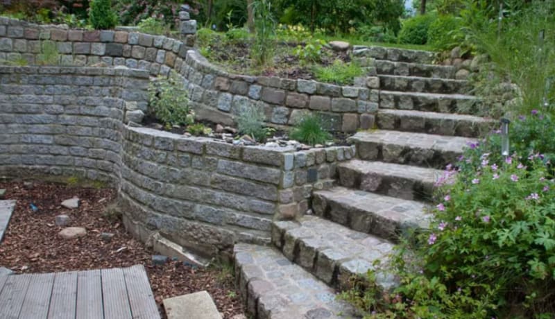 Bepflasterung mit Beetgestaltung und Treppe | © Lebendige Gärten Bernd Will