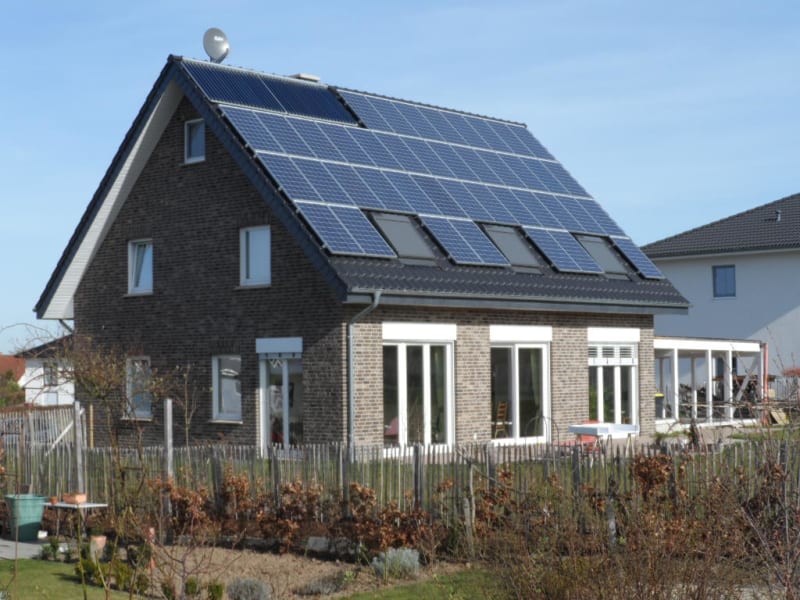 Wohnhaus mit Photovoltaik-Dachanlage nach energetischer Sanierung | © Natürliche Lebensräume Bauplanungsbüro Marx