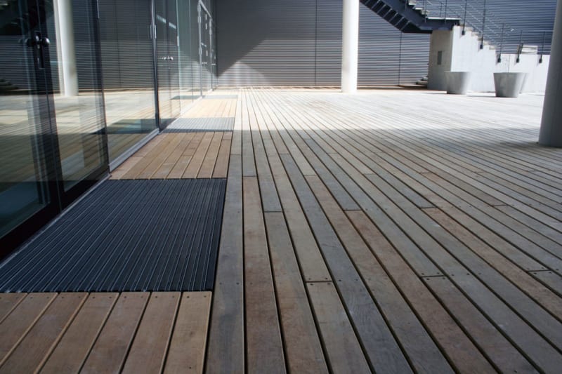 Holzterrasse - Auto-Uni Wolfsburg | © Kernholz GmbH