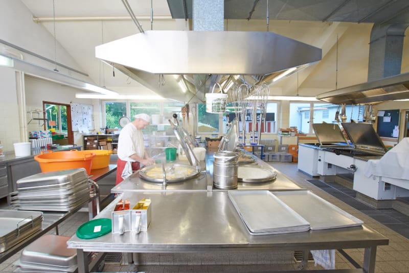 Blick in die Küche von Emilio mit Arbeitsflächen aus Edelstahl | © Emilio - vegetarische Küche