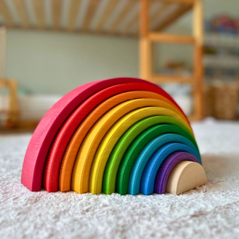 Montessori Regenbogen | © Unser Montessori-Holzregenbogen ist toll für kleine Kreative und gehört zu den Klassikern unter den Holzspielzeugen. Mit seinen fröhlichen Farben und vielseitigen Formen lädt er Kinder dazu ein, spielerisch Größen, Reihenfolgen und Farben zu erkunden und zu lernen.