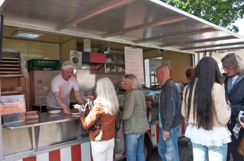 Mobiler Cateringstand von Emilio bei einer Veranstaltung | © Emilio - vegetarische Küche