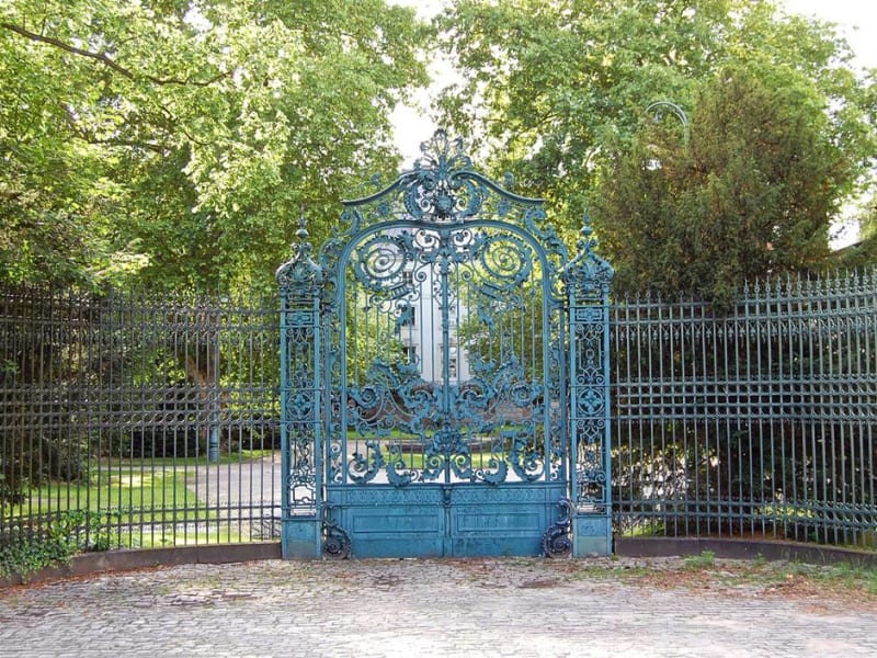 Waldmüllertor am Jagdschloss Glienicke in Berlin: neobarocke, blaugrün gefasste Toranlage aus geschmiedetem Stahl zwischen Zaunfeldern | © Hofschmiede Dahlem (Fotos: Mike Wolff, Torsten Theel)