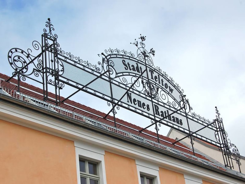 Geschmiedete Dachkrönung mit dem Schriftzug Stadt Teltow Neues Rathaus auf dem Dach des Rathauses | © Hofschmiede Dahlem (Fotos: Mike Wolff, Torsten Theel)